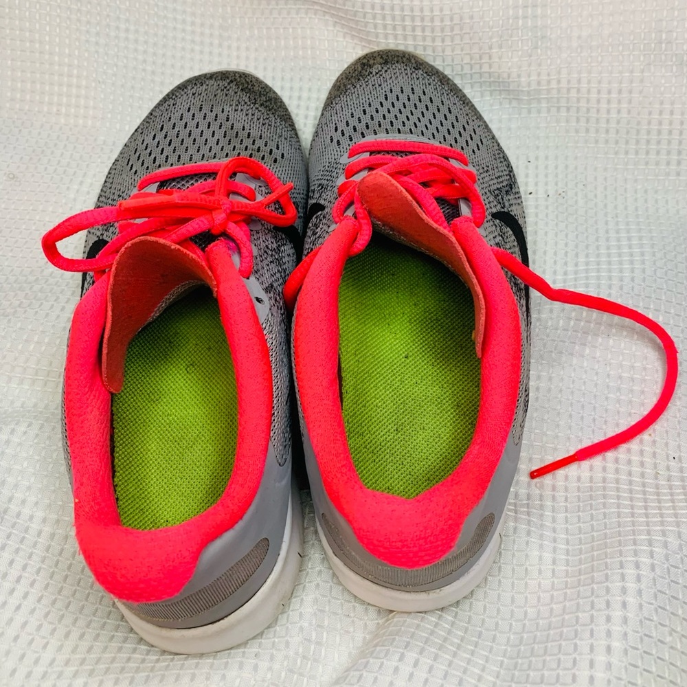 Nike unisex running shoe. Size 6y